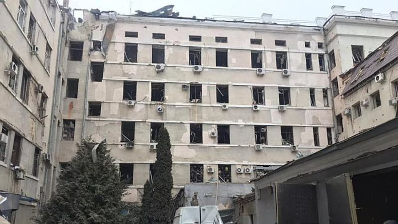 Mumbai: హృదయవిదారక ఘటన .. 11వ అంతస్థు నుంచి కింద పడిన ఐదేండ్ల బాలుడు.. Mumbai: హృదయవిదారక ఘటన .. 11వ అంతస్థు నుంచి కింద పడిన ఐదేండ్ల బాలుడు..