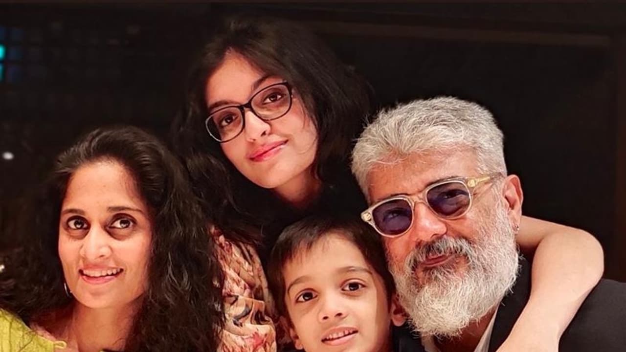 Ajith family: வலிமை படம் பார்க்க அஜித் குடும்பம்....ஷாலினியிடம் மாஸ் காட்டிய ரசிகர்கள்! வைரல் வீடியோ..!