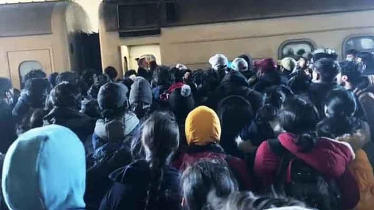 Russia Ukraine War: ಉಕ್ರೇನ್‌ ತೊರೆಯಲು ಸಿಕ್ಕ ಸಿಕ್ಕ ವಾಹನ ಹತ್ತುತ್ತಿದ್ದಾರೆ ಕನ್ನಡಿಗರು..!