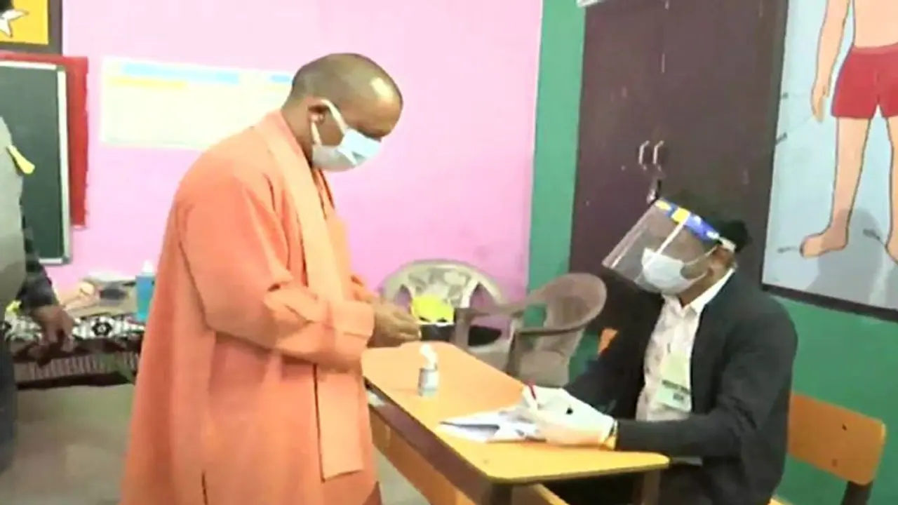 UP Chunav 2022: छठे चरण की 57 सीटों पर मतदान शुरू, CM योगी ने डाला वोट UP Chunav 2022: छठे चरण की 57 सीटों पर मतदान शुरू, CM योगी ने डाला वोट