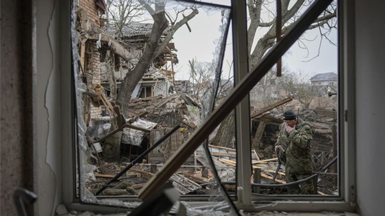 Russia Ukraine War 8वां दिन कीव में डिफेंस मिनिस्ट्री पर अटैक; भारतीय छात्रों को बंधक बनाने की बात झूठी Russia Ukraine War 8वां दिन कीव में डिफेंस मिनिस्ट्री पर अटैक; भारतीय छात्रों को बंधक बनाने की बात झूठी