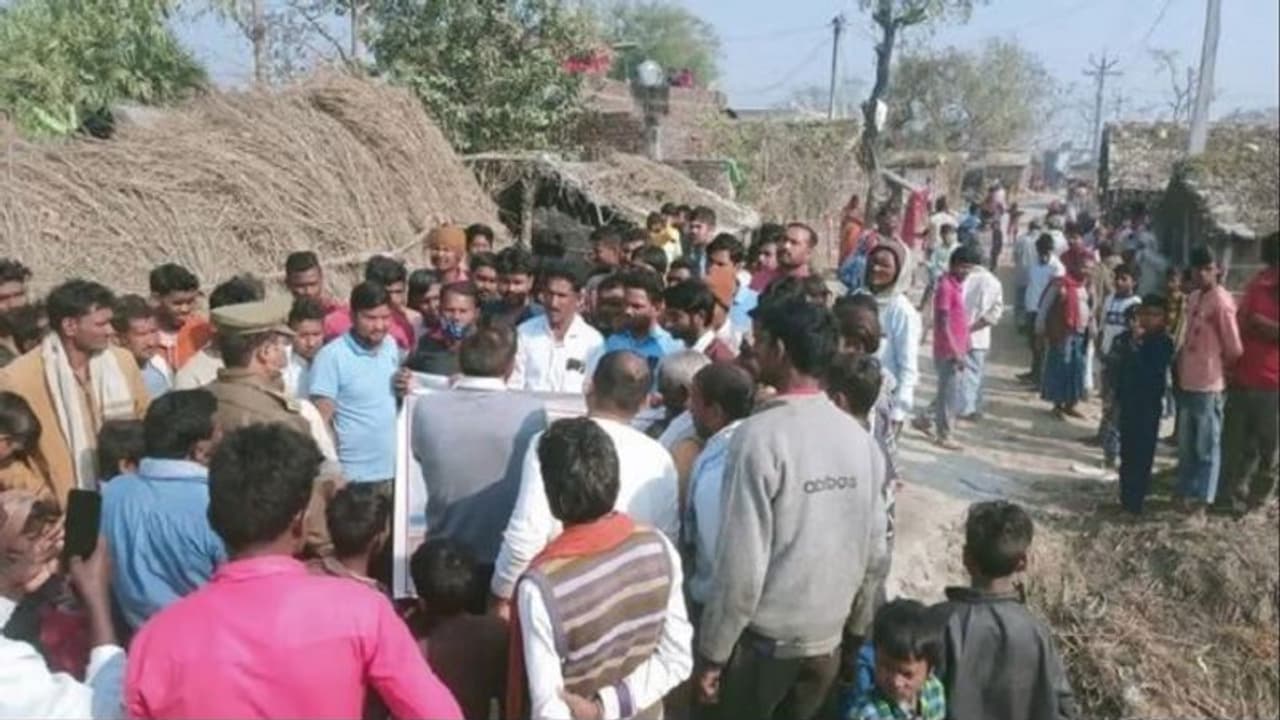 यूपी चुनाव: कुशीनगर में ग्रामीणों ने किया मतदान बहिष्कार, अधिकारियों के समझाने के बाद हुए राजी यूपी चुनाव: कुशीनगर में ग्रामीणों ने किया मतदान बहिष्कार, अधिकारियों के समझाने के बाद हुए राजी