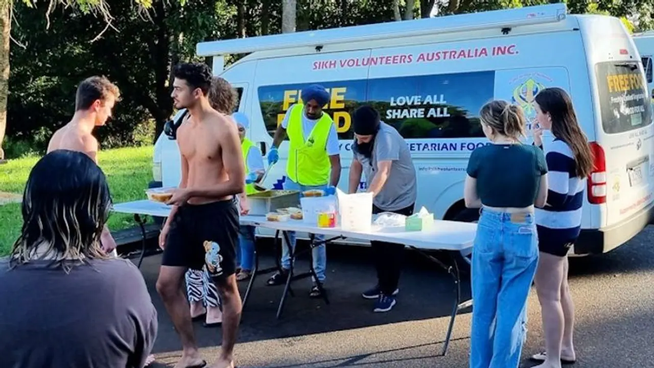 Australia: Sikh volunteers drove 34 hours to provide meals to flood affected families Australia: Sikh volunteers drove 34 hours to provide meals to flood affected families