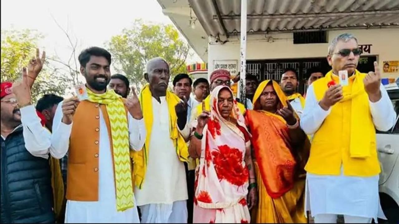 यूपी चुनाव में ओपी राजभर ने डाला वोट, कहा इन जिलों में नहीं खुलेगा भाजपा का खाता, जनता को अब इनकी जरूरत नहीं यूपी चुनाव में ओपी राजभर ने डाला वोट, कहा इन जिलों में नहीं खुलेगा भाजपा का खाता, जनता को अब इनकी जरूरत नहीं