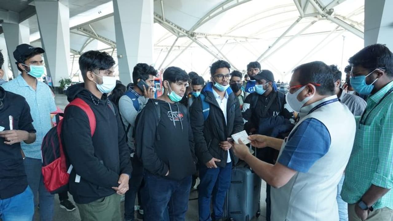 यूक्रेन के सूमी में फंसे 700 छात्रों की चिंता अधिक, परिवहन के साधन बिना इन्हें निकालने में आ रही मुश्किल यूक्रेन के सूमी में फंसे 700 छात्रों की चिंता अधिक, परिवहन के साधन बिना इन्हें निकालने में आ रही मुश्किल