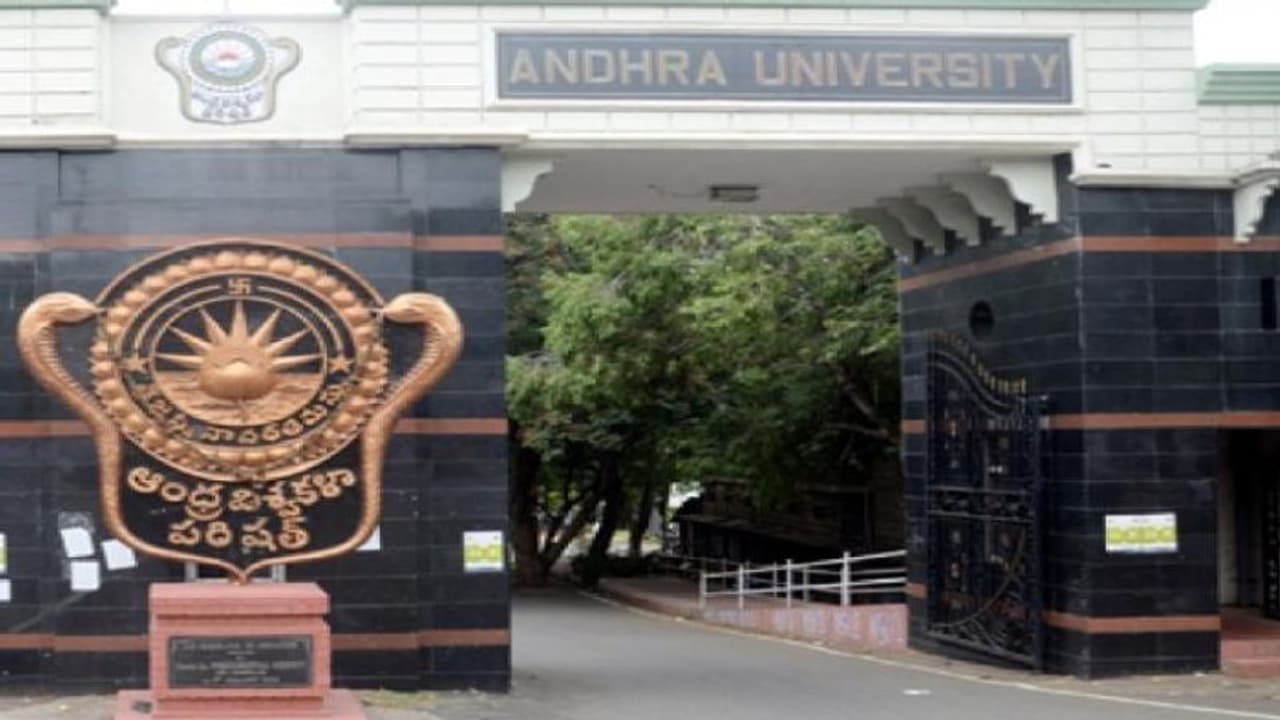 ఆంధ్రా యూనివర్సిటీని తాకిన మోడీ డాక్యుమెంటరీ సెగ.. ఏబీవీపీ, ఎస్ఎఫ్ఐ విద్యార్ధుల మధ్య ఘర్షణ ఆంధ్రా యూనివర్సిటీని తాకిన మోడీ డాక్యుమెంటరీ సెగ.. ఏబీవీపీ, ఎస్ఎఫ్ఐ విద్యార్ధుల మధ్య ఘర్షణ