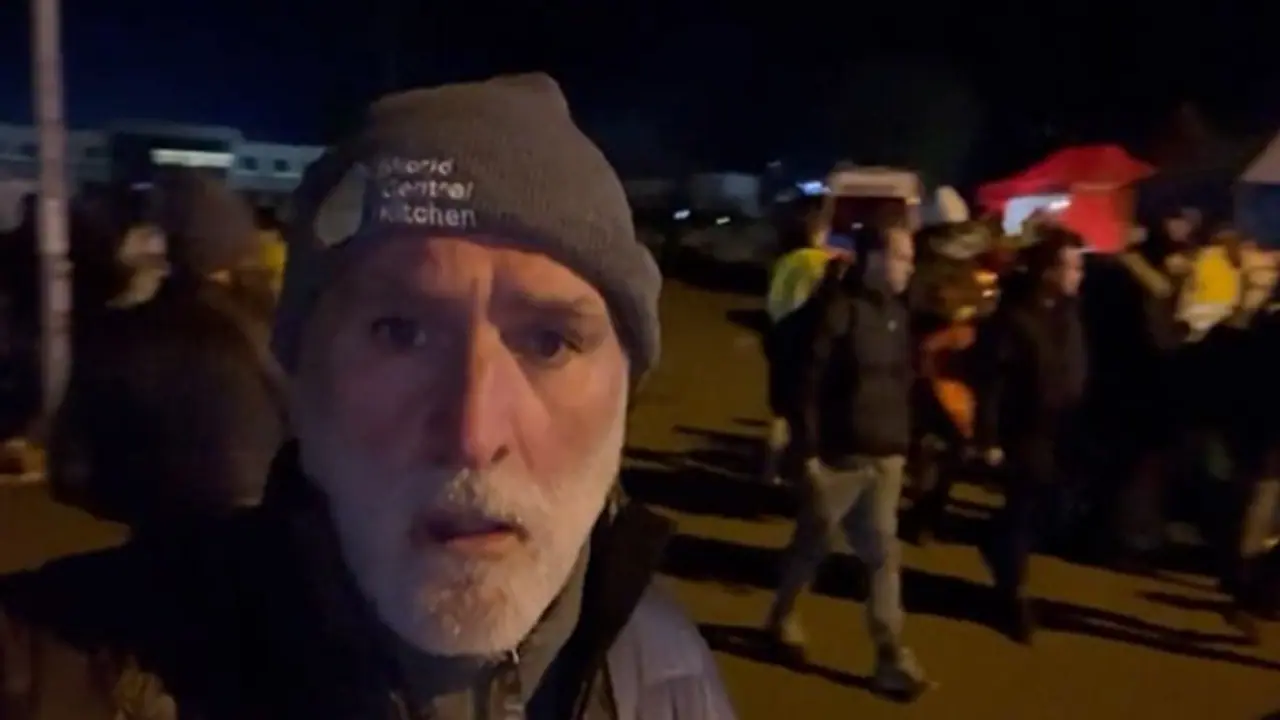 russia ukraine war: हजारों यूक्रेनी शरणार्थियों को खाना खिला रहे ये स्पेनिश अमेरिकी शेफ, देखें इमोशनल वीडियो russia ukraine war: हजारों यूक्रेनी शरणार्थियों को खाना खिला रहे ये स्पेनिश अमेरिकी शेफ, देखें इमोशनल वीडियो