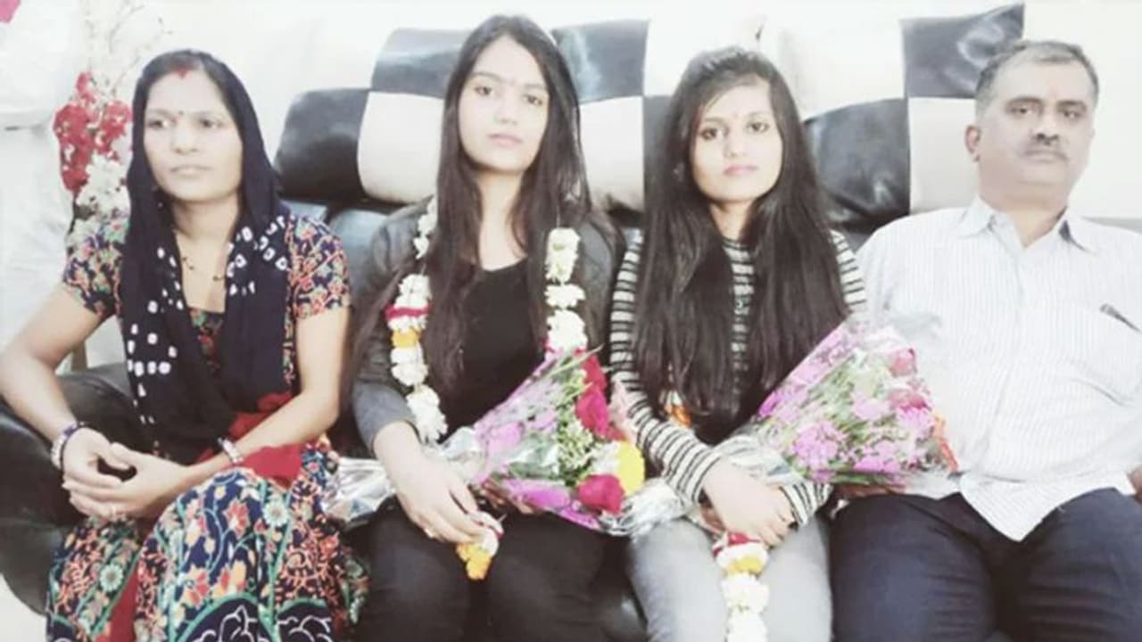 5 दिन का सफर तय कर यूक्रेन से लौंटी 2 बहनें, बोलीं तिरंगे ने की रक्षा, पाकिस्तानी भी हमारा झंडा लेकर निकले