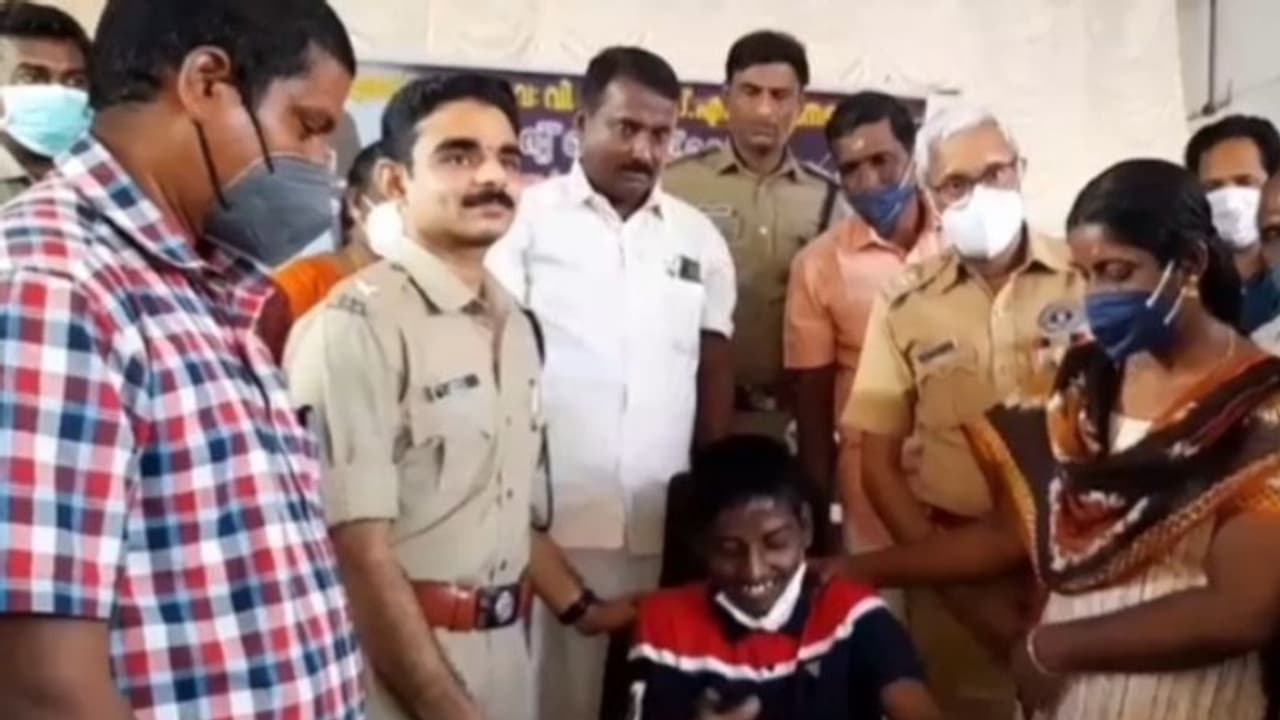 ആദിത്യന് ഇനി പരസഹായമില്ലാതെ സ്കൂളിൽ വരാം, ഇലക്ട്രിക് വീൽചെയർ വാങ്ങി നൽകി കൂട്ടുകാർ ആദിത്യന് ഇനി പരസഹായമില്ലാതെ സ്കൂളിൽ വരാം, ഇലക്ട്രിക് വീൽചെയർ വാങ്ങി നൽകി കൂട്ടുകാർ