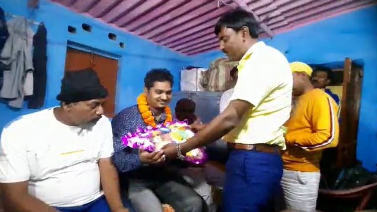 দিন রাত কাটছিল আতঙ্কে, ইউক্রেন থেকে ছেলে ফেরায় স্বস্তি পুরুলিয়ার পাসোয়ান পরিবারে দিন রাত কাটছিল আতঙ্কে, ইউক্রেন থেকে ছেলে ফেরায় স্বস্তি পুরুলিয়ার পাসোয়ান পরিবারে