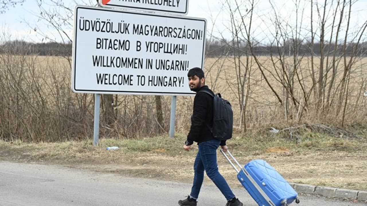 खतरनाक स्थिति भांपकर यूक्रेन में फंसे भारतीय याद रखें रूसी भाषा के 3 वाक्य; पढ़ें सरकार की एडवायजरी खतरनाक स्थिति भांपकर यूक्रेन में फंसे भारतीय याद रखें रूसी भाषा के 3 वाक्य; पढ़ें सरकार की एडवायजरी