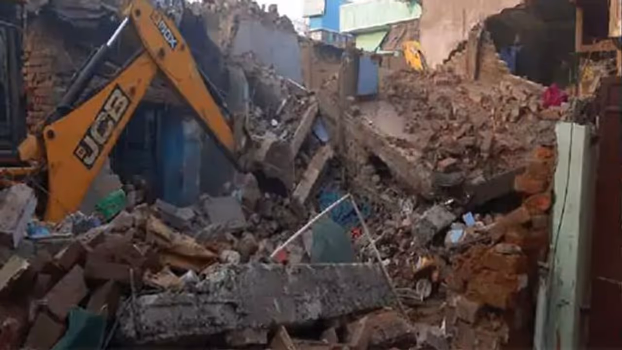 ఇంట్లో అర్ధరాత్రి భారీ పేలుడు.. ఏడుగురు మృతి.. ఇంట్లో అర్ధరాత్రి భారీ పేలుడు.. ఏడుగురు మృతి..