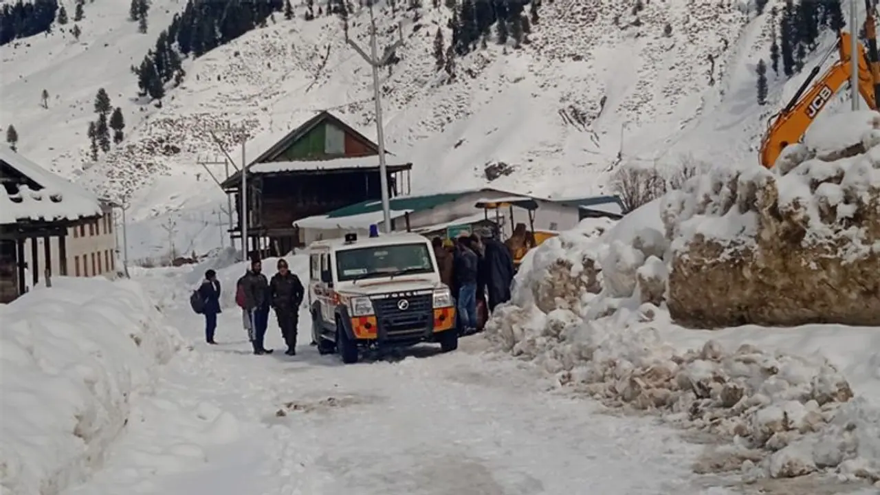 बर्फबारी से बंद था रास्ता, 6 महीने की गर्भवती की जिंदगी पर मंडरा रहा था खतरा, तभी देवदूत बनकर पहुंचे जवान बर्फबारी से बंद था रास्ता, 6 महीने की गर्भवती की जिंदगी पर मंडरा रहा था खतरा, तभी देवदूत बनकर पहुंचे जवान