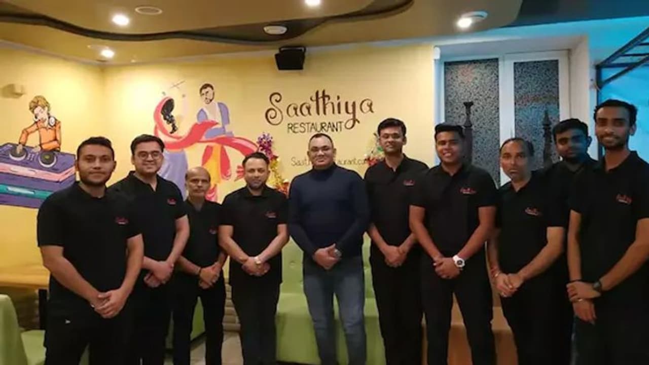 russia ukraine war: जंग के बीच इस भारतीय ने अपने रेस्तरां में दी यूक्रेनियों को जगह, ऐसे कर रहे उनकी सेवा russia ukraine war: जंग के बीच इस भारतीय ने अपने रेस्तरां में दी यूक्रेनियों को जगह, ऐसे कर रहे उनकी सेवा