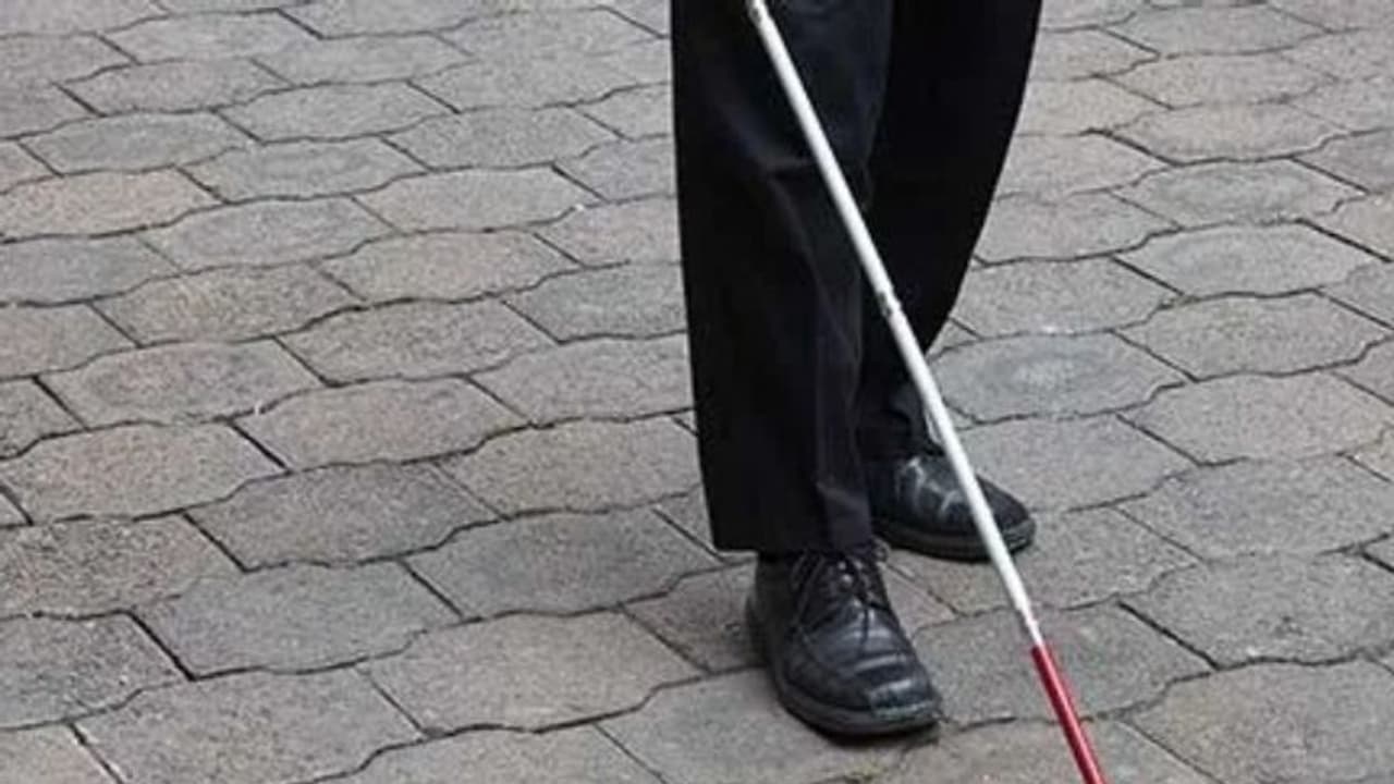 போலீஸ்காரன் கிட்டயே வழி கேக்குறியா.. பார்வையற்றோரை தாக்கிய காக்கி.. பொளந்து கட்டிய பொதுமக்கள். 