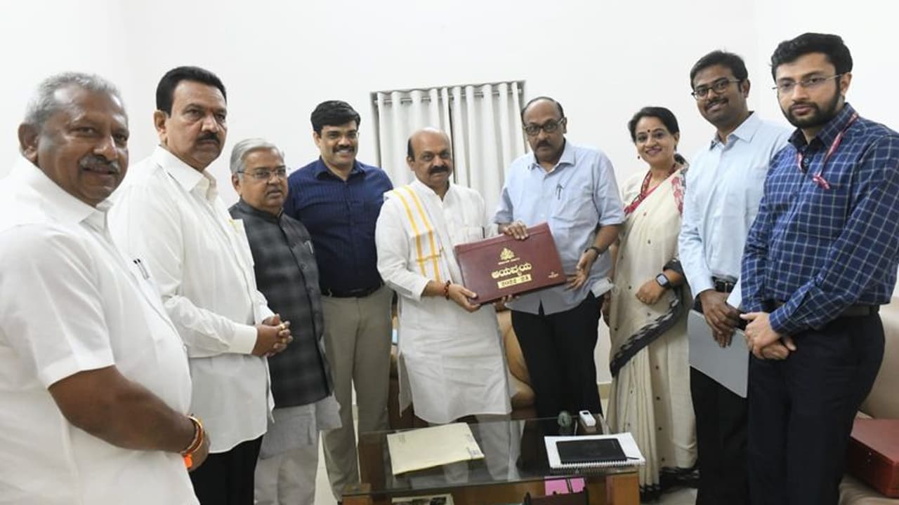 কর্ণাটক বাজেটে চমক মুখ্যমন্ত্রীর, নতুন করে বাড়ছে না কর কর্ণাটক বাজেটে চমক মুখ্যমন্ত্রীর, নতুন করে বাড়ছে না কর