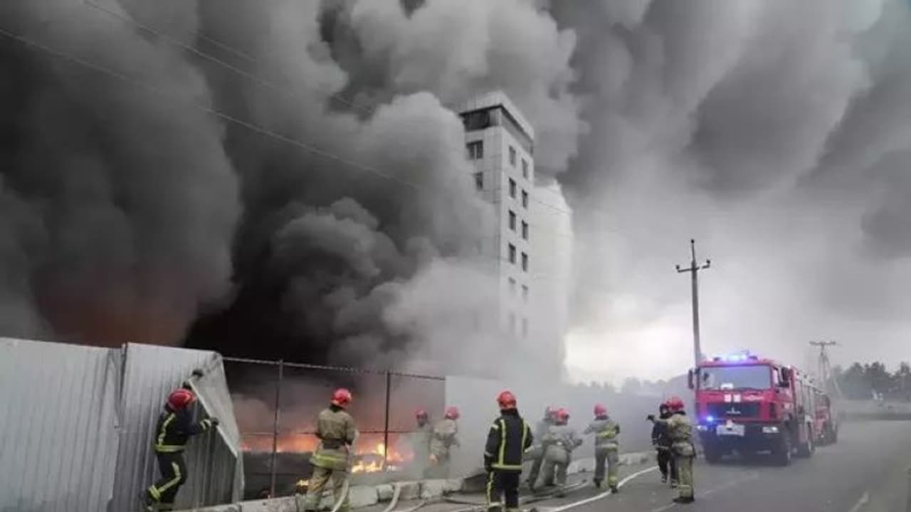 रूस ने यूक्रेन के न्यूक्लियर प्लांट पर की बमबारी, अमेरिका ने कहा युद्ध अपराध कर रहे हैं पुतिन रूस ने यूक्रेन के न्यूक्लियर प्लांट पर की बमबारी, अमेरिका ने कहा युद्ध अपराध कर रहे हैं पुतिन