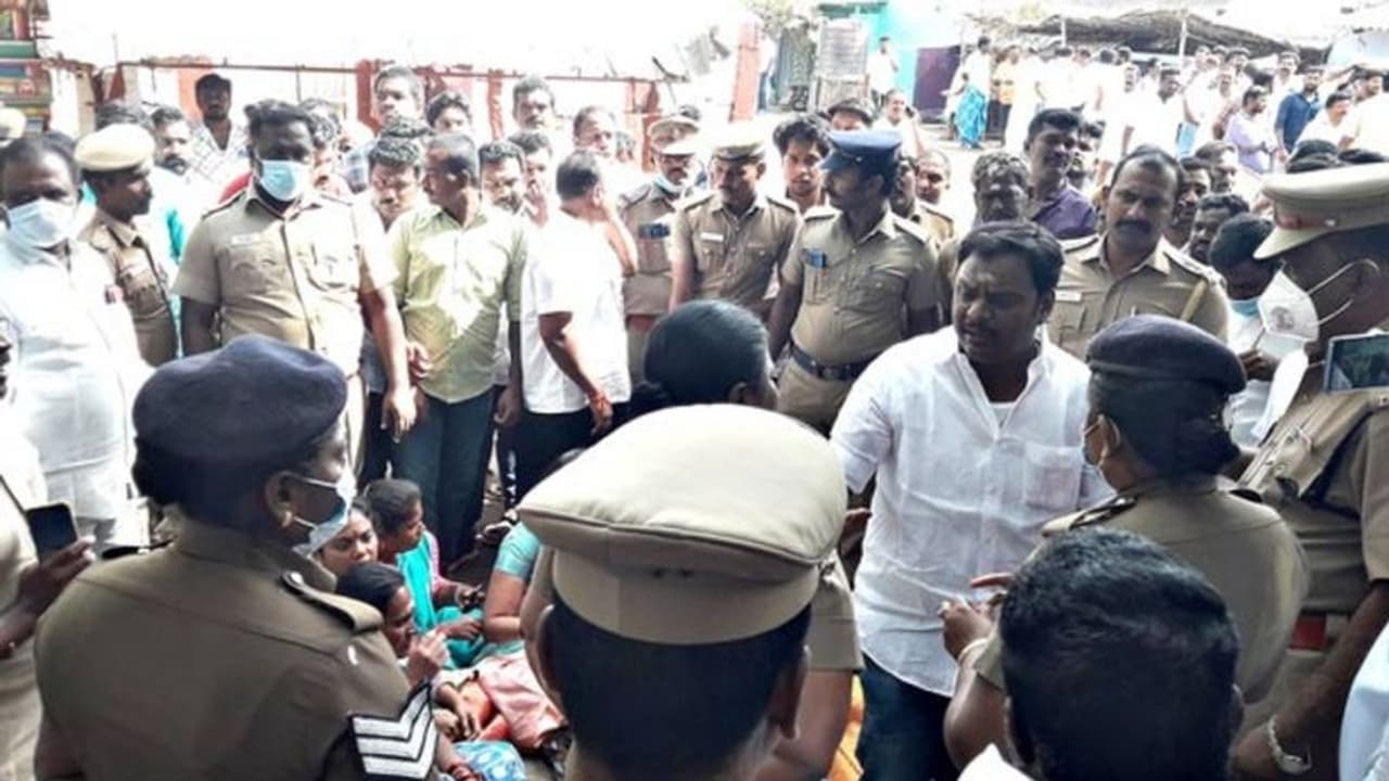 மறைமுக தேர்தல்.. தமிழகத்தில் பல இடங்களில் வன்முறை.. உசிலம்பட்டியில் பரபரப்பு சம்பவம் !! மறைமுக தேர்தல்.. தமிழகத்தில் பல இடங்களில் வன்முறை.. உசிலம்பட்டியில் பரபரப்பு சம்பவம் !!