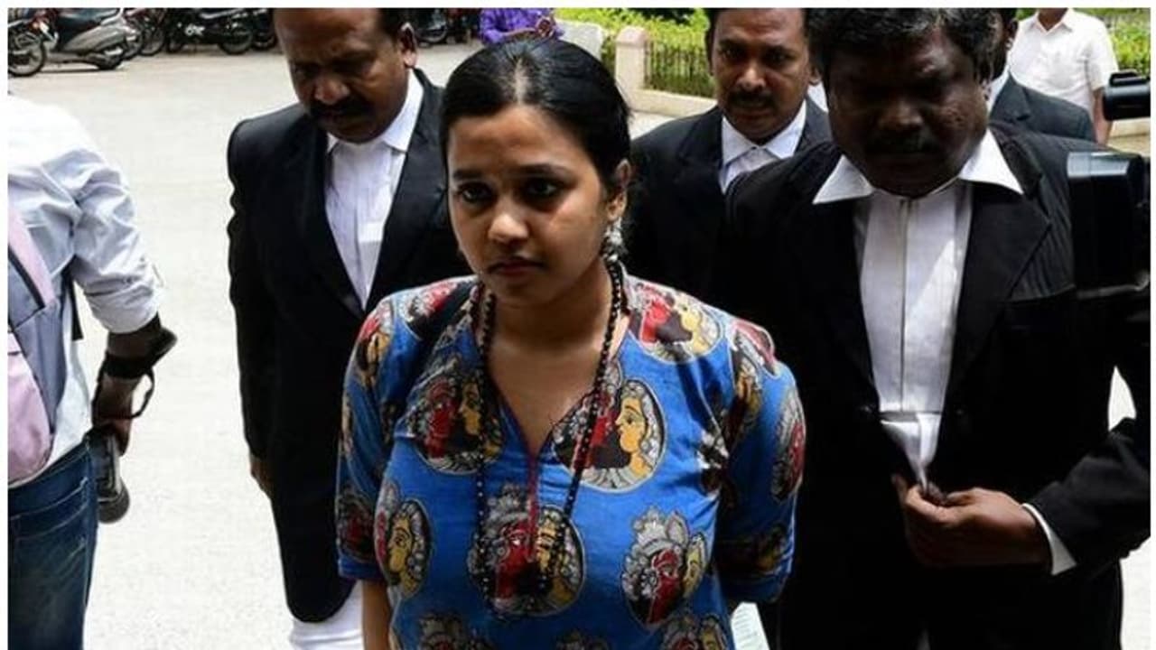 വിമാനത്തില് കേന്ദ്ര സര്ക്കാറിനെതിരെ മുദ്രാവാക്യം: സോഫിയയുടെ പിതാവിന് നഷ്ടപരിഹാരം നല്കാന് ഉത്തരവ് വിമാനത്തില് കേന്ദ്ര സര്ക്കാറിനെതിരെ മുദ്രാവാക്യം: സോഫിയയുടെ പിതാവിന് നഷ്ടപരിഹാരം നല്കാന് ഉത്തരവ്