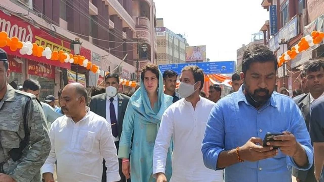 पैदल ही काशी विश्वनाथ मंदिर में दर्शन के लिए पहुंचे राहुल और प्रियंका गांधी, पुलिस के रोकने पर दिखी नाराजगी पैदल ही काशी विश्वनाथ मंदिर में दर्शन के लिए पहुंचे राहुल और प्रियंका गांधी, पुलिस के रोकने पर दिखी नाराजगी