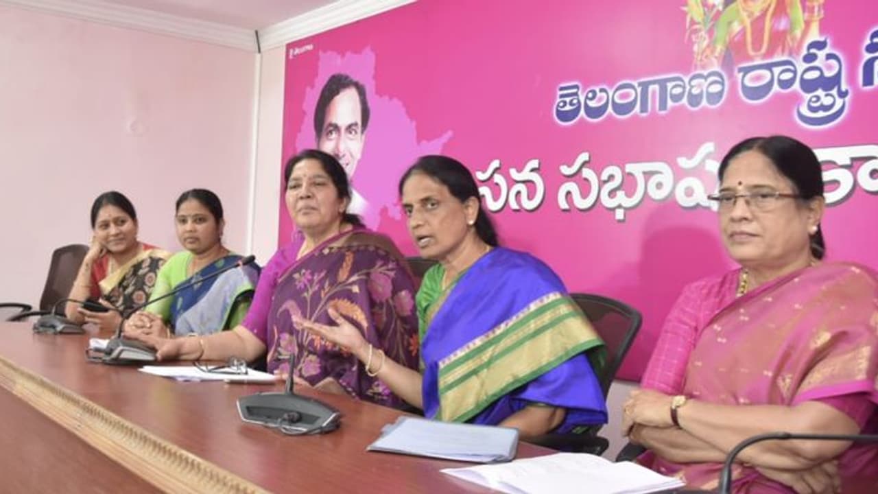 సబిత ఇంటి ముందు బాసర ట్రిపుల్ ఐటీ విద్యార్ధుల తల్లిదండ్రుల ఆందోళన సబిత ఇంటి ముందు బాసర ట్రిపుల్ ఐటీ విద్యార్ధుల తల్లిదండ్రుల ఆందోళన