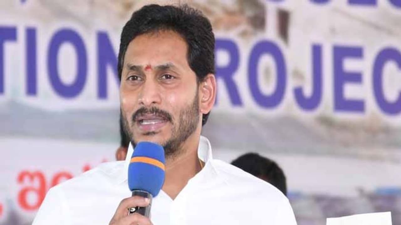 ‘‘గడప గడప’’కుపై వైసీపీలోనే వ్యతిరేకత .. ఏం చేశామని వెళ్లమంటారు : జగన్ని ప్రశ్నిస్తున్న కౌన్సిలర్ ‘‘గడప గడప’’కుపై వైసీపీలోనే వ్యతిరేకత .. ఏం చేశామని వెళ్లమంటారు : జగన్ని ప్రశ్నిస్తున్న కౌన్సిలర్