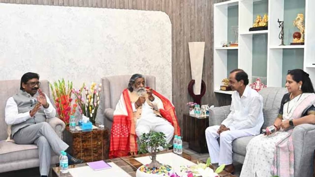 ఢిల్లీ నుండి రాంచీకి: జార్ఖండ్ సీఎం హేమంత్ సోరేన్ తో కేసీఆర్ భేటీ ఢిల్లీ నుండి రాంచీకి: జార్ఖండ్ సీఎం హేమంత్ సోరేన్ తో కేసీఆర్ భేటీ