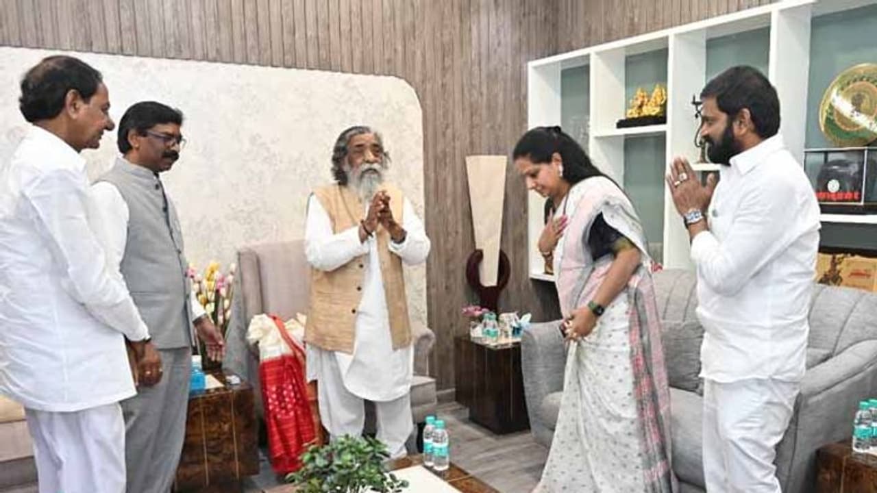 झारखंड के सीएम हेमंत सोरेन की बढ़ी मुश्किलें, खुद को खनन पट्टा देने पर चुनाव आयोग का नोटिस, 10 मई तकमांगा जवाब झारखंड के सीएम हेमंत सोरेन की बढ़ी मुश्किलें, खुद को खनन पट्टा देने पर चुनाव आयोग का नोटिस, 10 मई तकमांगा जवाब