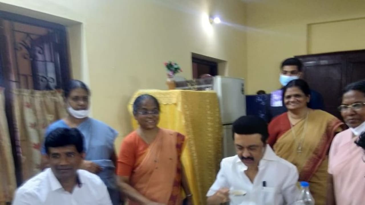 குழந்தைகள் காப்பகத்தில் பிறந்தநாள் கொண்டாட்டம்… உணவருந்தி சிறப்பித்த மு.க.ஸ்டாலின்!! குழந்தைகள் காப்பகத்தில் பிறந்தநாள் கொண்டாட்டம்… உணவருந்தி சிறப்பித்த மு.க.ஸ்டாலின்!!