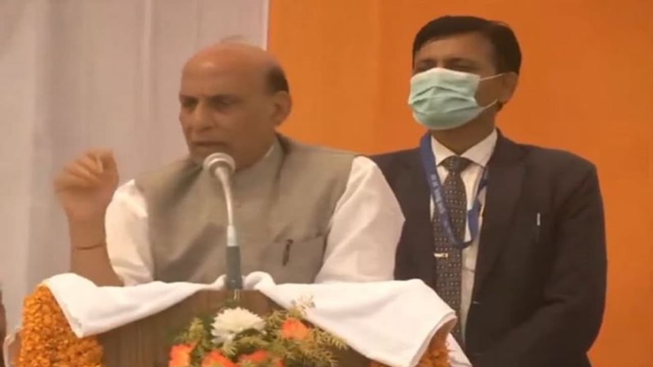 यूपी चुनाव: जौनपुर में विपक्ष पर बरसे रक्षामंत्री राजनाथ सिंह, कहा सपा, बसपा और कांग्रेस एक साथ यूपी चुनाव: जौनपुर में विपक्ष पर बरसे रक्षामंत्री राजनाथ सिंह, कहा सपा, बसपा और कांग्रेस एक साथ