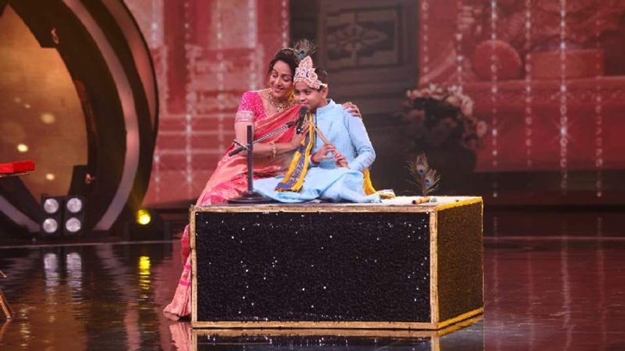 হেমা মালিনীর মনোমুগ্ধকর প্রদর্শন, সঙ্গে অনির্বাণের বাঁশি কালারসের অনুষ্ঠান জমজমাট হেমা মালিনীর মনোমুগ্ধকর প্রদর্শন, সঙ্গে অনির্বাণের বাঁশি কালারসের অনুষ্ঠান জমজমাট