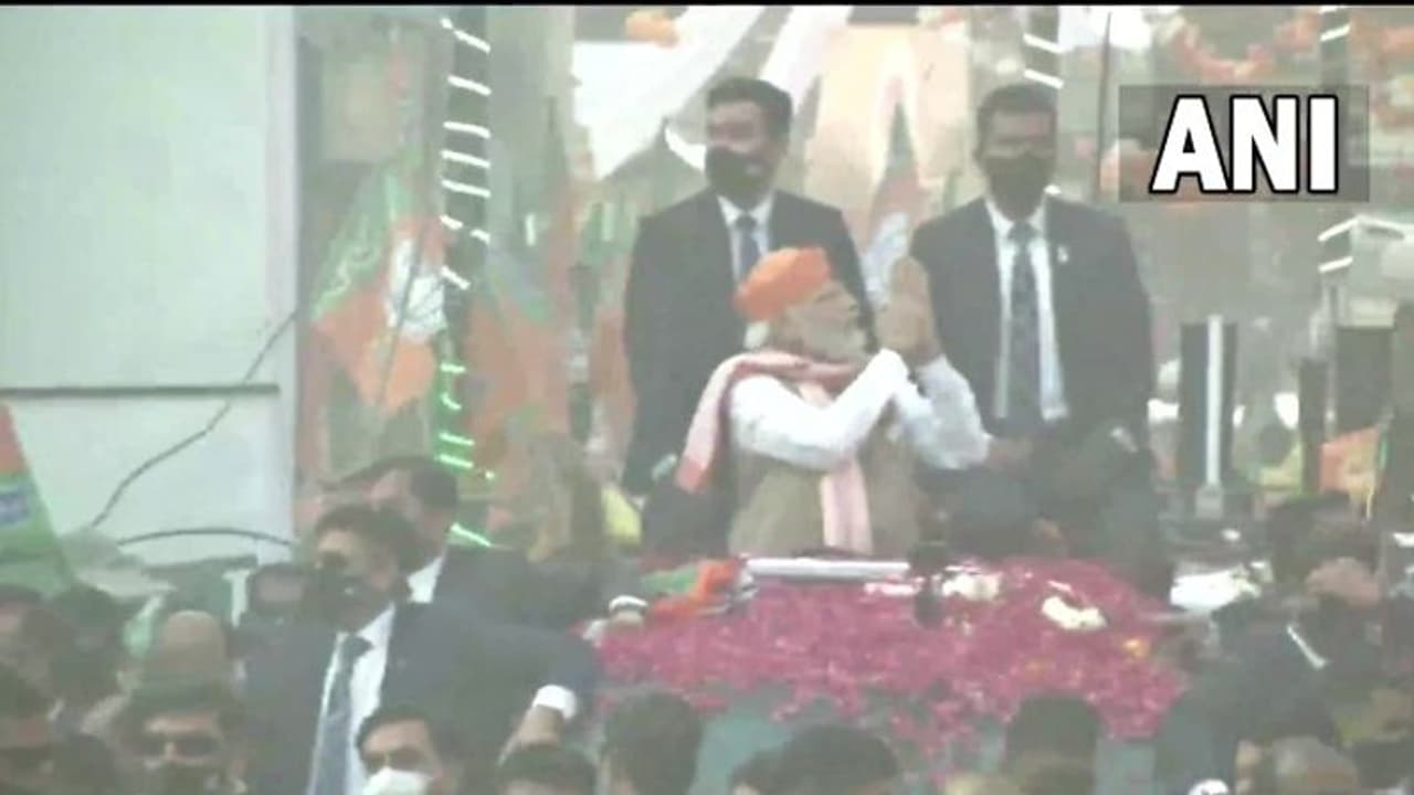 জনসমুদ্রে ভেসে বারাণসীতে ভোট প্রচারে প্রধানমন্ত্রী মোদী, সামিল বর্ণাঢ্য শোভাযাত্রা জনসমুদ্রে ভেসে বারাণসীতে ভোট প্রচারে প্রধানমন্ত্রী মোদী, সামিল বর্ণাঢ্য শোভাযাত্রা