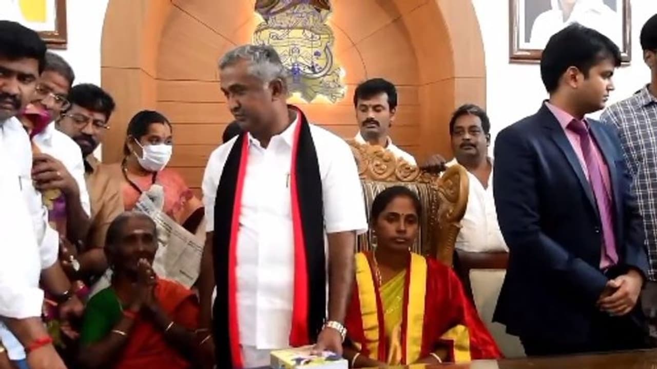 தாயை கௌரவப்படுத்திய துணை மேயர்... கோவையில் நெகிழ்ச்சி சம்பவம்!! தாயை கௌரவப்படுத்திய துணை மேயர்... கோவையில் நெகிழ்ச்சி சம்பவம்!!