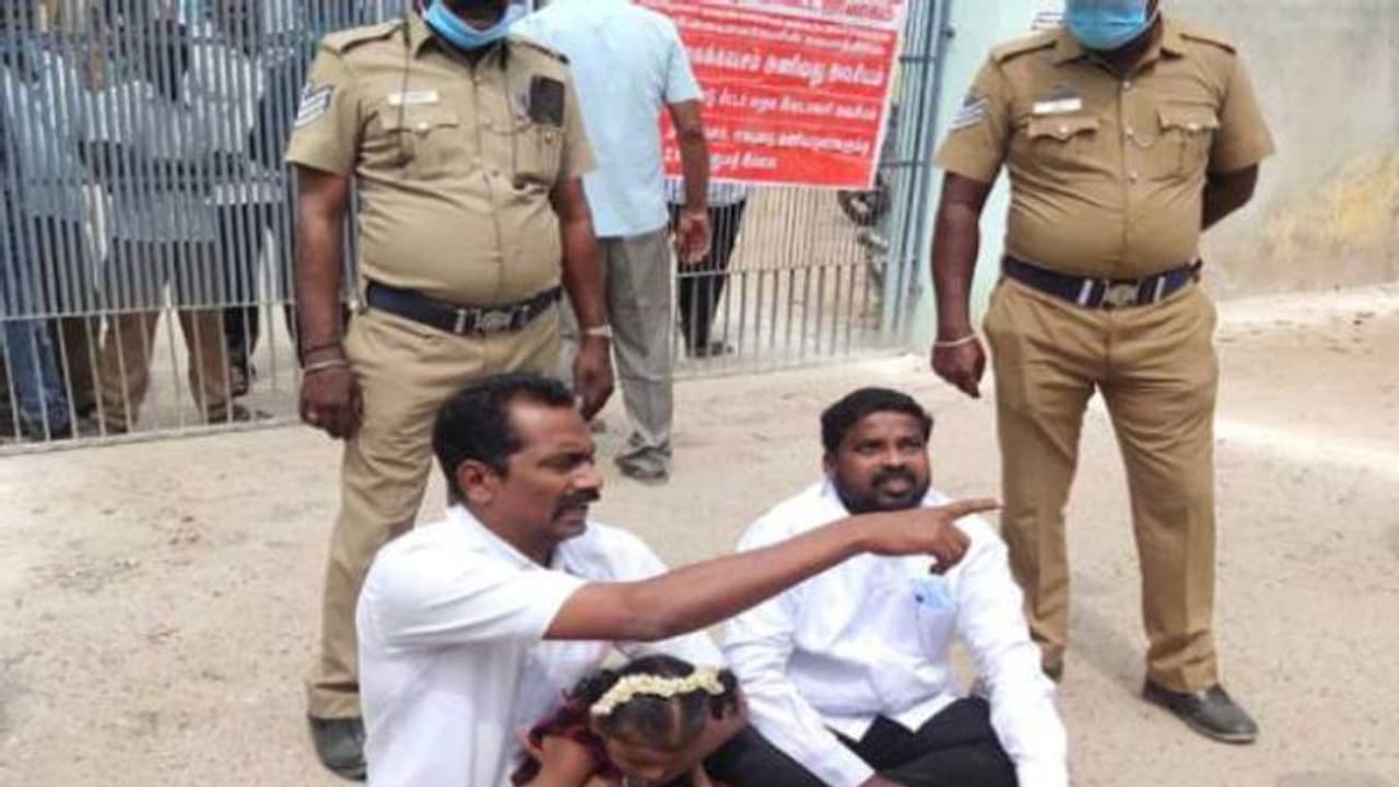 அட கடவுளே..! வெளியே வந்தவுடன் கடத்தப்பட்ட பெண் கவுன்சிலர்..3 வயது குழந்தையுடன் கணவன் நடுரோட்டில் தர்ணா..