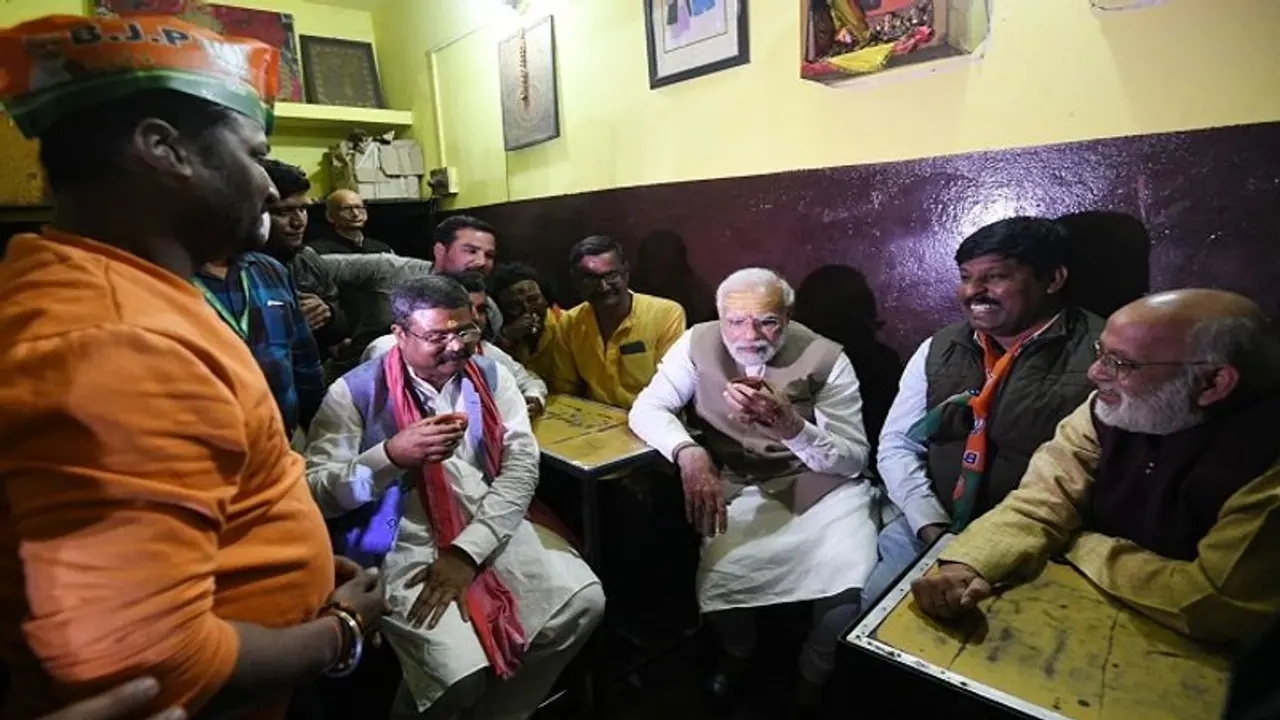 বারাণসীতে বিশাল রোডশো, চায়ে পে চর্চায় মজলেন প্রধানমন্ত্রী মোদী বারাণসীতে বিশাল রোডশো, চায়ে পে চর্চায় মজলেন প্রধানমন্ত্রী মোদী