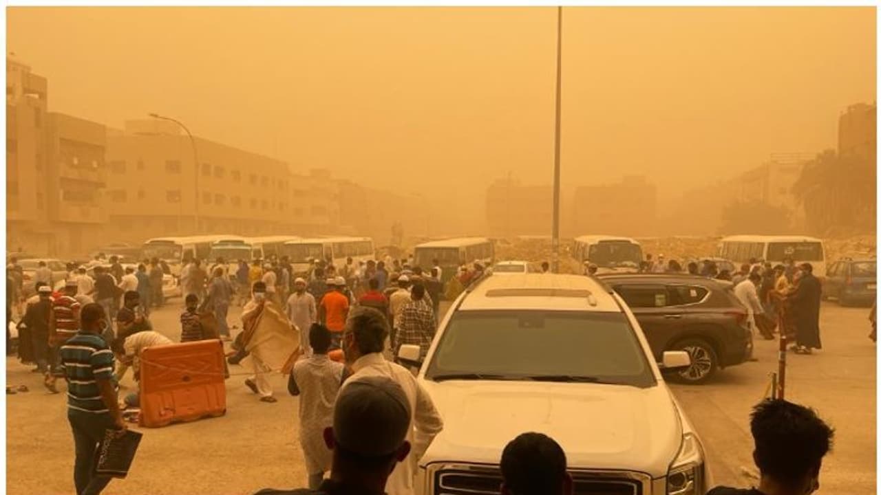 Climate Change : കാലാവസ്ഥാ മാറ്റം അറിയിച്ച് റിയാദില്‍ ശക്തമായ പൊടിക്കാറ്റ്