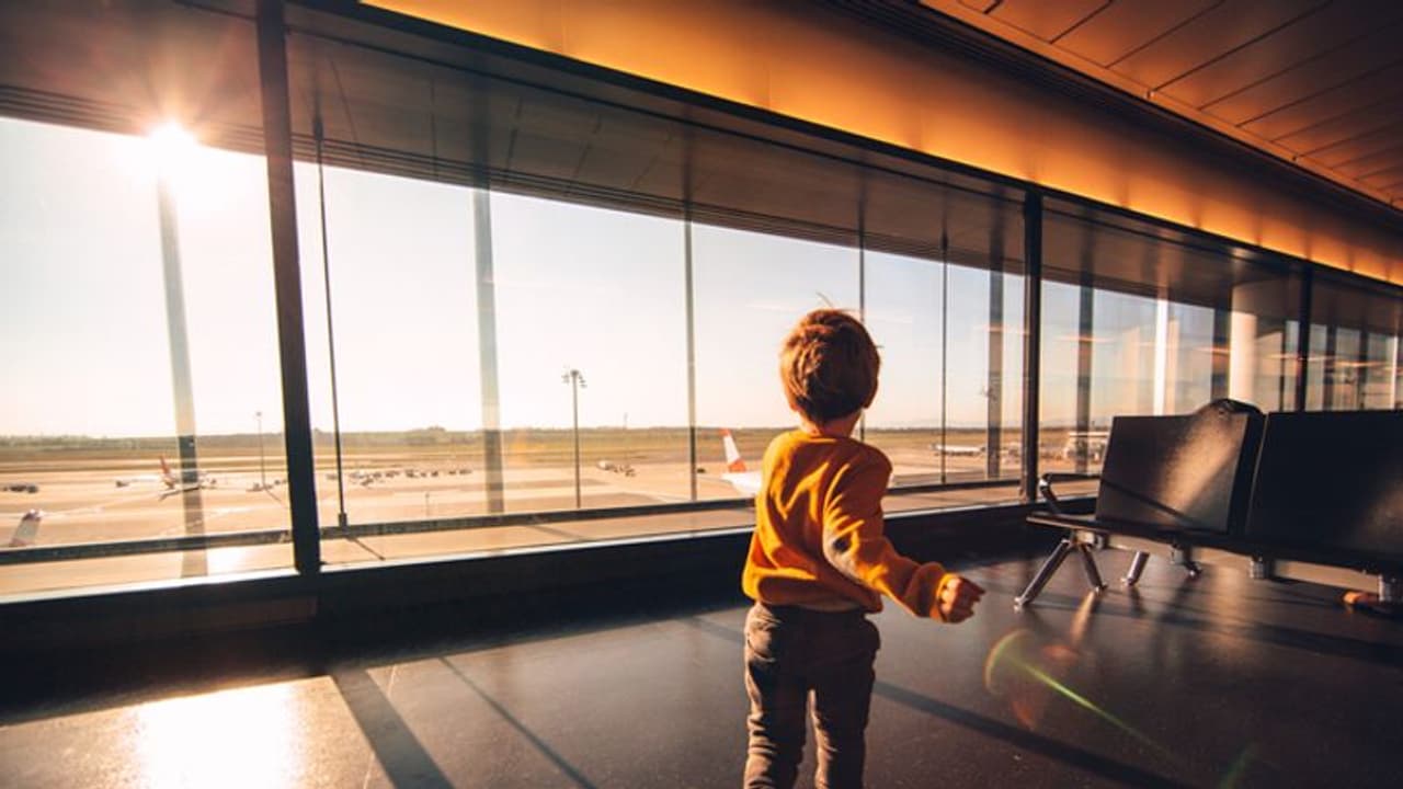 സഹായമായത് ഗൂഗിള്, 9 വയസ്സുകാരന് വിമാനത്തില് ഒളിച്ചുകടന്ന് സഞ്ചരിച്ചത് 2,700 കിലോമീറ്റര്! സഹായമായത് ഗൂഗിള്, 9 വയസ്സുകാരന് വിമാനത്തില് ഒളിച്ചുകടന്ന് സഞ്ചരിച്ചത് 2,700 കിലോമീറ്റര്!