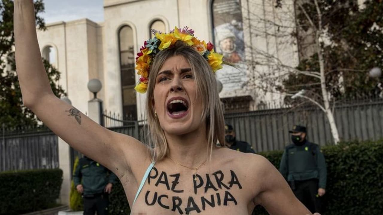 Topless प्रदर्शनकारियों का ग्रुप Ukraine के समर्थन में उतरा, शरीर के अलग अलग हिस्सों पर लिखवाया शांति संदेश Topless प्रदर्शनकारियों का ग्रुप Ukraine के समर्थन में उतरा, शरीर के अलग अलग हिस्सों पर लिखवाया शांति संदेश