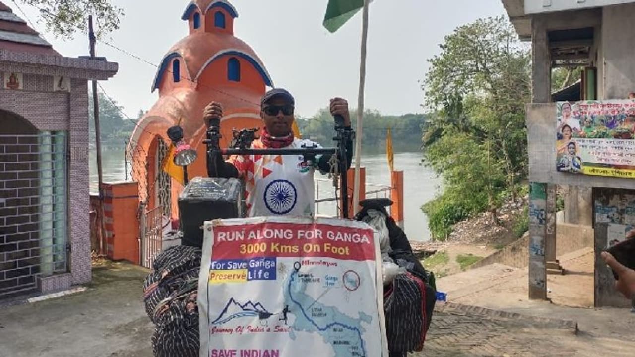 গঙ্গা দূষণ ও ডিপ্রেশন মুক্ত সমাজ গড়তে পায়ে হেঁটে ভারত ভ্রমণ, যুবককে ঘিরে উন্মাদনা গঙ্গা দূষণ ও ডিপ্রেশন মুক্ত সমাজ গড়তে পায়ে হেঁটে ভারত ভ্রমণ, যুবককে ঘিরে উন্মাদনা