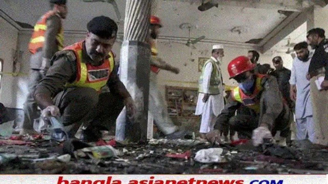 পাকিস্তানের মসজিতে বিস্ফোরণে মৃত প্রায় ৫৭, জখম ২০০ জনেরও বেশি, দায় স্বীকার ইসলামিক স্টেটের পাকিস্তানের মসজিতে বিস্ফোরণে মৃত প্রায় ৫৭, জখম ২০০ জনেরও বেশি, দায় স্বীকার ইসলামিক স্টেটের