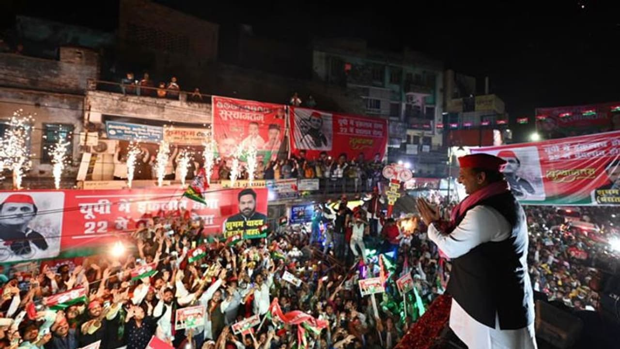 UP Chunav 2022: काशी में अखिलेश यादव ने रोड शो के जरिए दिखाया दम, उमड़ा जनसैलाब UP Chunav 2022: काशी में अखिलेश यादव ने रोड शो के जरिए दिखाया दम, उमड़ा जनसैलाब