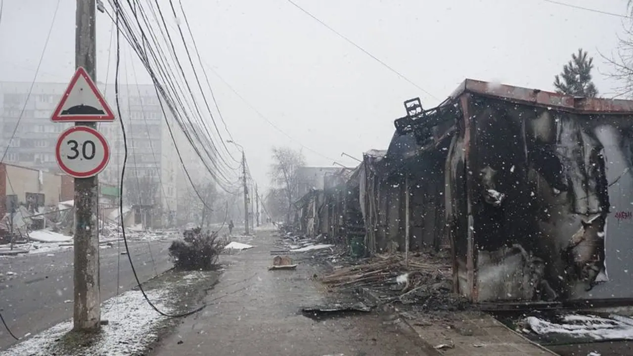 यूक्रेन के इस शहर में भोजन पानी के लिए लोग कर रहे त्राहि त्राहि, रूसी सैनिकों के बमबारी में 2187 की मौत यूक्रेन के इस शहर में भोजन पानी के लिए लोग कर रहे त्राहि त्राहि, रूसी सैनिकों के बमबारी में 2187 की मौत