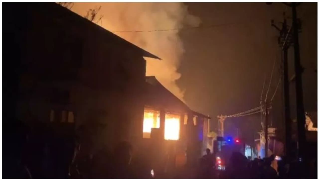 Fire Accident : കണ്ണൂർ പ്ലൈവുഡ് ഫാക്ടറിയിലെ തീപിടുത്തം, ലക്ഷങ്ങളുടെ നാശനഷ്ടം Fire Accident : കണ്ണൂർ പ്ലൈവുഡ് ഫാക്ടറിയിലെ തീപിടുത്തം, ലക്ഷങ്ങളുടെ നാശനഷ്ടം