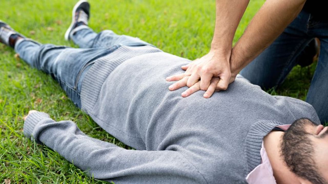 সিপিআর কি আর কিভাবে এটি মৃত্যু মুখ থেকে ফিরিয়ে আনতে কাজ করে সিপিআর কি আর কিভাবে এটি মৃত্যু মুখ থেকে ফিরিয়ে আনতে কাজ করে