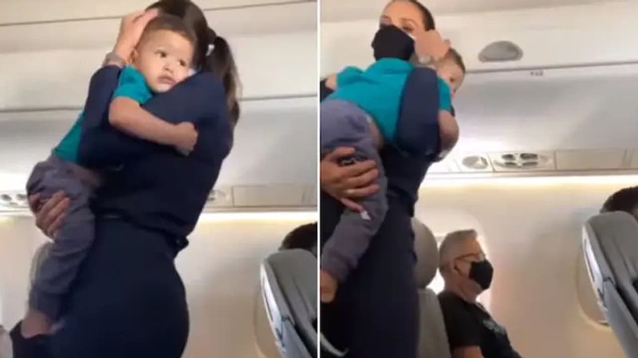 Viral Video: एक मां की तरह बच्चों को गोद में लेकर सुलाती फ्लाइट अटेंडेंट, देखें दोनों का इमोशनल वीडियो Viral Video: एक मां की तरह बच्चों को गोद में लेकर सुलाती फ्लाइट अटेंडेंट, देखें दोनों का इमोशनल वीडियो
