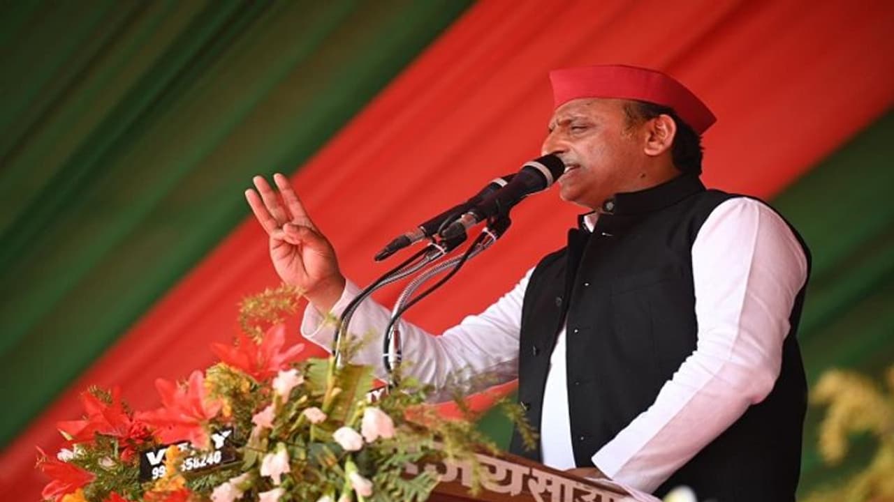 यूपी चुनाव: टोपियों पर फिर गरमाई राजनीति, अखिलेश यादव ने पीएम मोदी के केसरिया रंग की टोपी पहनने पर कही ये बात यूपी चुनाव: टोपियों पर फिर गरमाई राजनीति, अखिलेश यादव ने पीएम मोदी के केसरिया रंग की टोपी पहनने पर कही ये बात