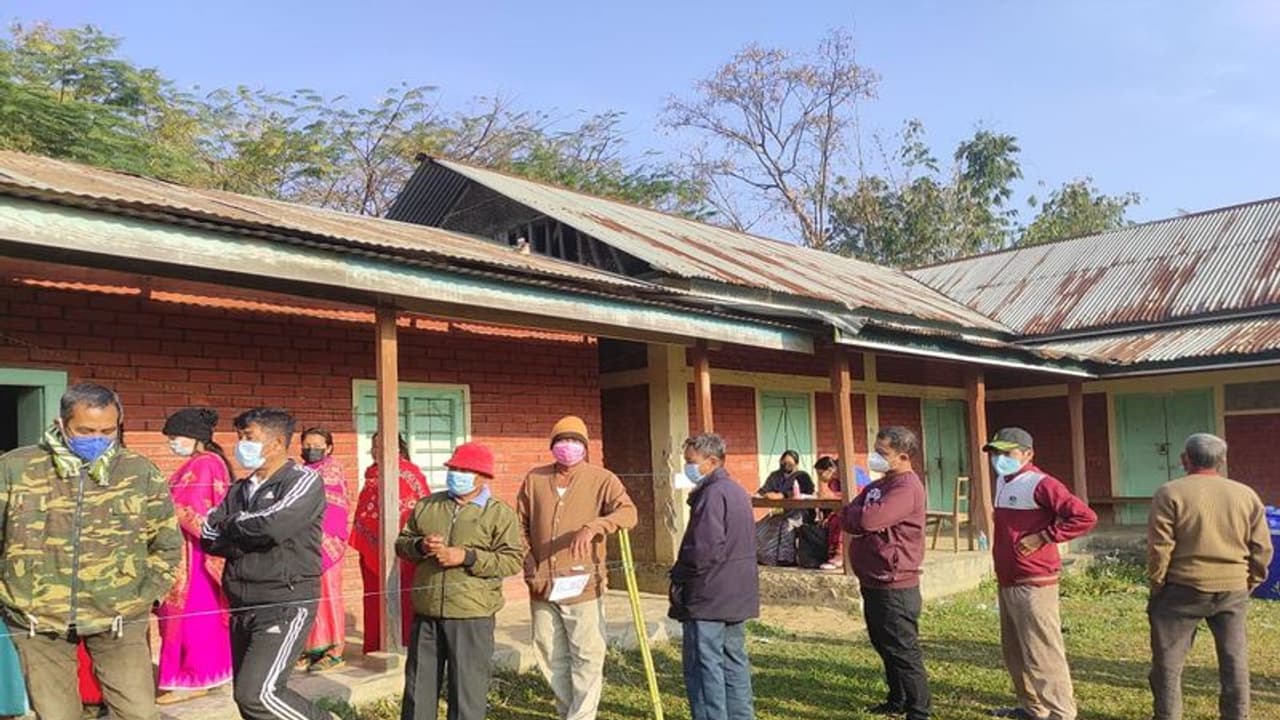 Manipur Chunav 2022 : करोंग में मतदान के दौरान हिंसा में एक की मौत, लाम्फेल में इस नेता के घर फेंका बम Manipur Chunav 2022 : करोंग में मतदान के दौरान हिंसा में एक की मौत, लाम्फेल में इस नेता के घर फेंका बम