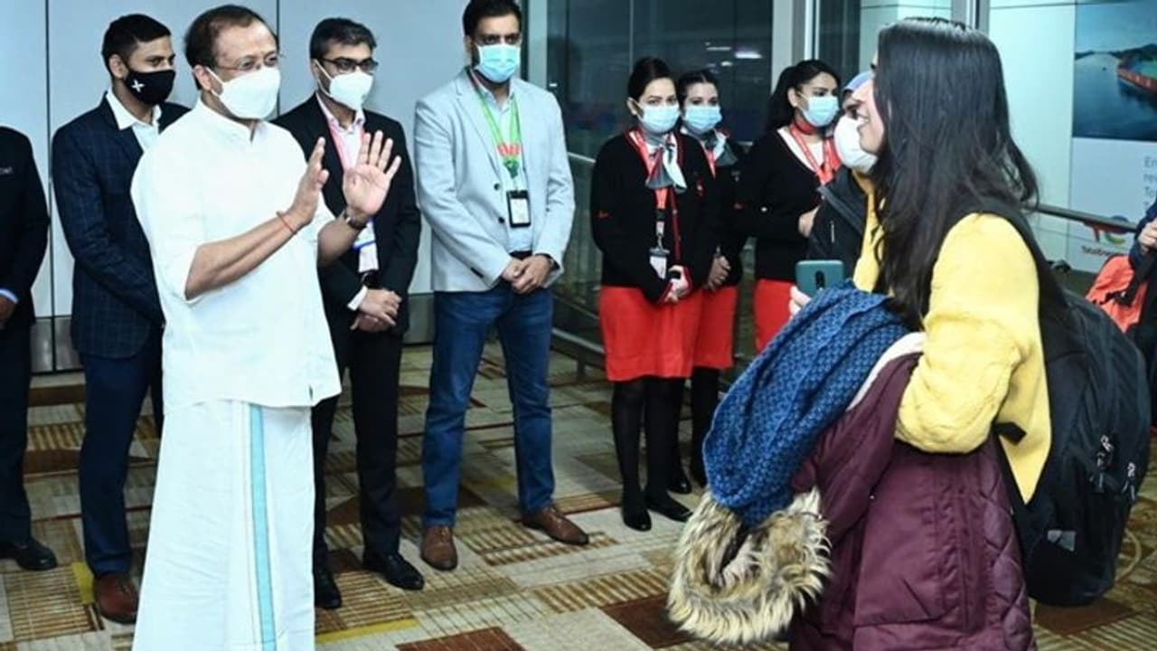 यूक्रेन से लौटे MBBS छात्रों के लिए अच्छी खबर, भारत में कर सकेंगे इंटर्नशिप, NMC ने दी परमिशन यूक्रेन से लौटे MBBS छात्रों के लिए अच्छी खबर, भारत में कर सकेंगे इंटर्नशिप, NMC ने दी परमिशन