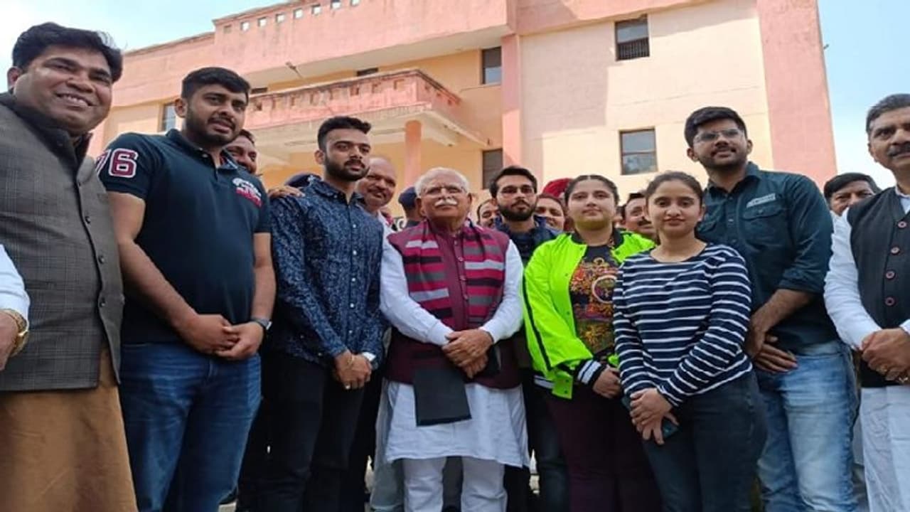 यूक्रेन से हरियाणा आए स्टूडेंट्स, CM से मिलकर हुए भावुक, खट्टर का ऐलान हम इन बच्चों की इंटर्नशिप कराएंगे यूक्रेन से हरियाणा आए स्टूडेंट्स, CM से मिलकर हुए भावुक, खट्टर का ऐलान हम इन बच्चों की इंटर्नशिप कराएंगे