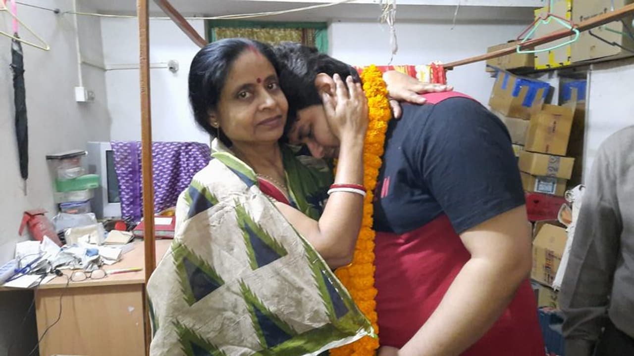 'মাথার উপর দিয়ে উড়ে যেত ড্রোন', আতঙ্কের অভিজ্ঞতা শোনালেন ইউক্রেন ফেরত বীরভূমের চন্দ্রনাথ 'মাথার উপর দিয়ে উড়ে যেত ড্রোন', আতঙ্কের অভিজ্ঞতা শোনালেন ইউক্রেন ফেরত বীরভূমের চন্দ্রনাথ